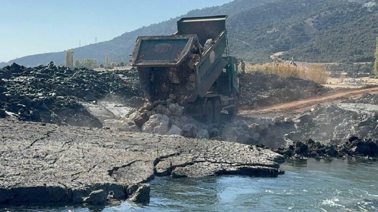 Eğirdir Gölü’nde oluşan obruklar iş makineleriyle kapatıldı