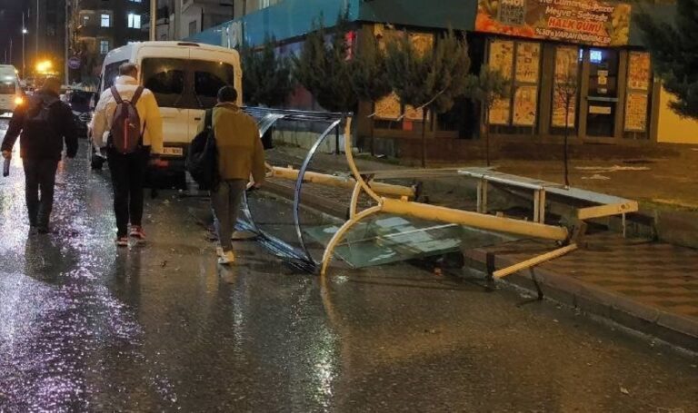 Siirt’te şiddetli rüzgar otobüs durağını devirdi! – Türkiye’den son dakika haberleri