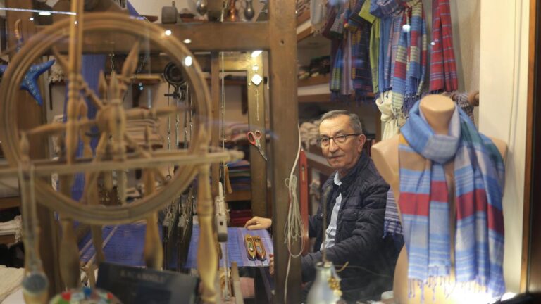 Hayatını adadığı dokumacılıkta “yaşayan bir insan hazinesi” oldu.