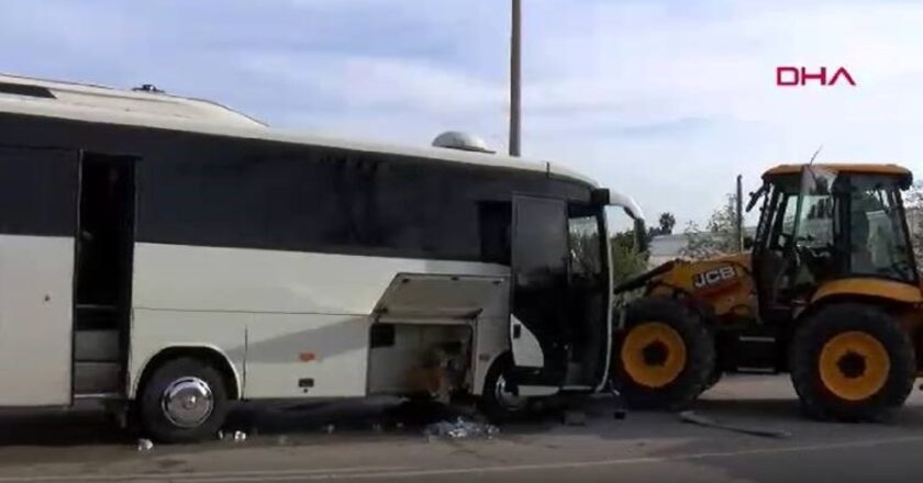 Antalya’da felaket bir kaza … Midibus inşaat makinesiyle çarpıştı: çok sayıda yaralı var! – Türkiye haberlerini kırmak
