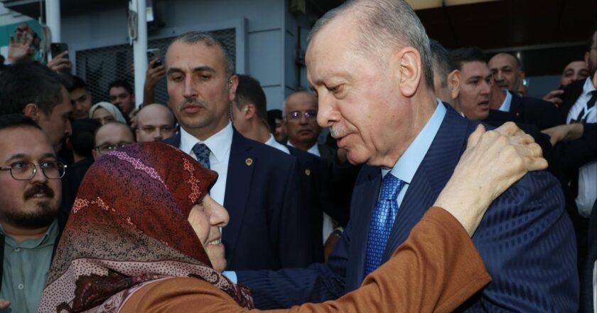Başkan Erdoğan Antalya AK Partisi Başkanlığı’nı ziyaret etti