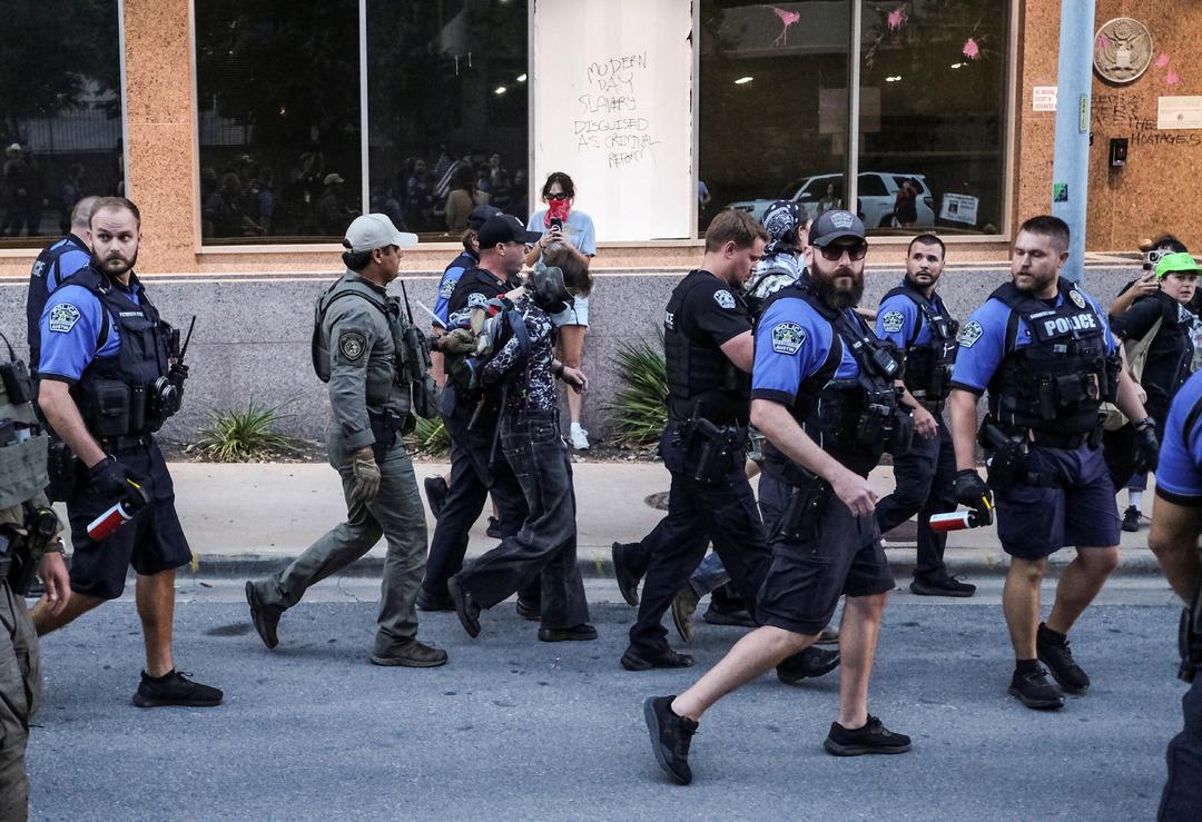 2025-06-10T031001Z_1330752396_RC28ZEAT1TAQ_RTMADP_3_USA-Migration-Protest