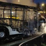 Yolcu minibüsünün yandığı alevler, yangına müdahale etmeye çalışan sürücü yaralandı
