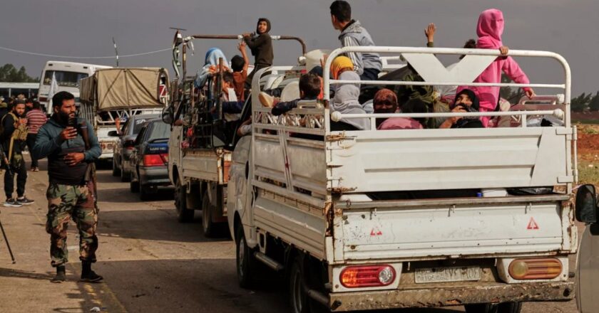 Suriye yönetimi, kırılganın yangını sürdürdüğü Suveyda'nın Bedevi ailelerini tahliye ediyor