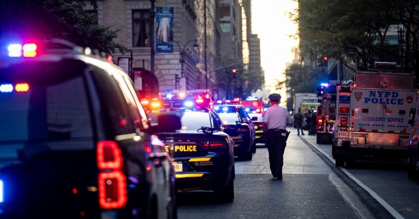 New York'taki Manhattan'daki ofis binasında ateş açan silahlı forvet en az dört kişinin ölümüne neden oldu