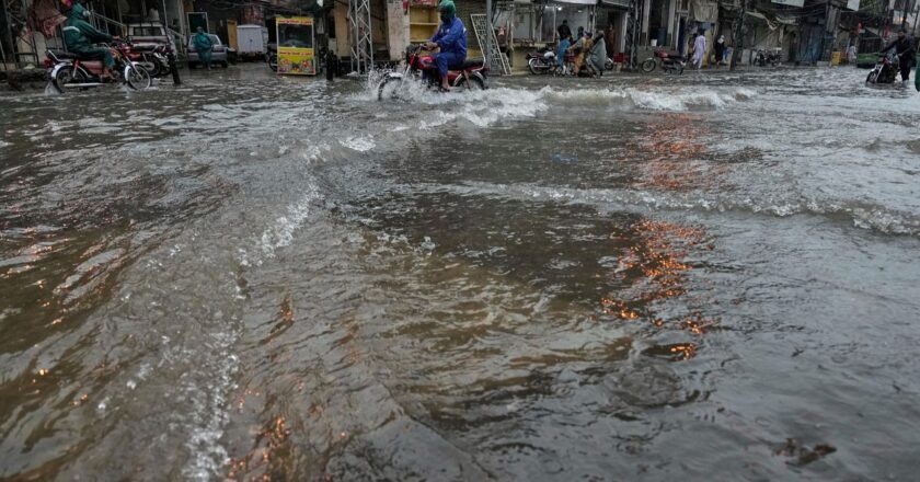 Pakistan'ın doğusunu etkileyen şiddetli monaz yağmurları nedeniyle 24 saat içinde en az 54 kişi öldü