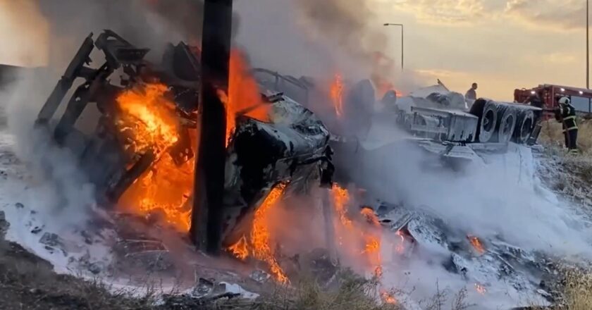 Yağ ve devrilmiş yedek parçalarla yüklü kamyon: yanıcı maddeler alevler