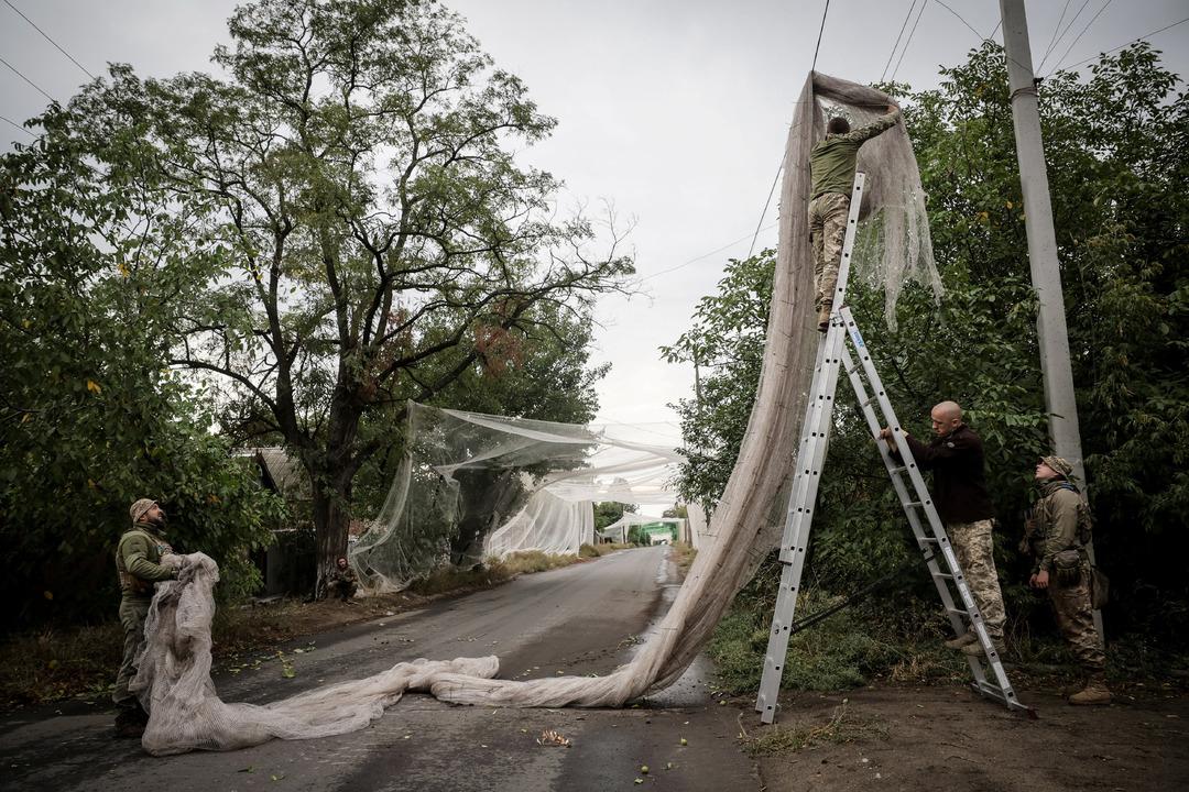 Yolun ortasını ağlarla kapattılar! Nedeni şaşırtıcı... Rus ordusunun üzerine füzeler ve İHA'lar yağarken, Ukrayna'da 4 şaşırtan görüntü ortaya çıktı