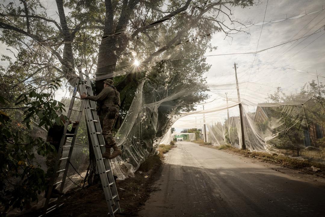 Yolun ortasını ağlarla kapattılar! Nedeni şaşırtıcı... Rus ordusu füze ve İHA yağdırırken Ukrayna'da şaşırtan görüntüler 5