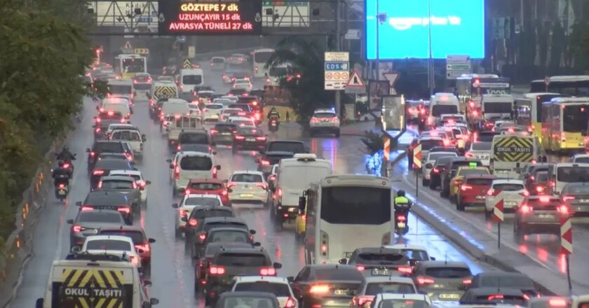 İstanbul'da şiddetli yağış trafiği engelledi: yoğunluk yüzde 80'e ulaştı! – Türkiye'den son dakika haberleri