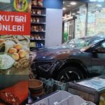 Cip, sürücüsünün freni unutarak şarküteriye daldı