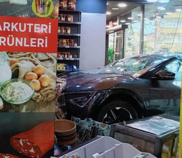 Cip, sürücüsünün freni unutarak şarküteriye daldı