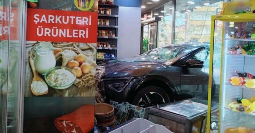 Cip, sürücüsünün freni unutarak şarküteriye daldı