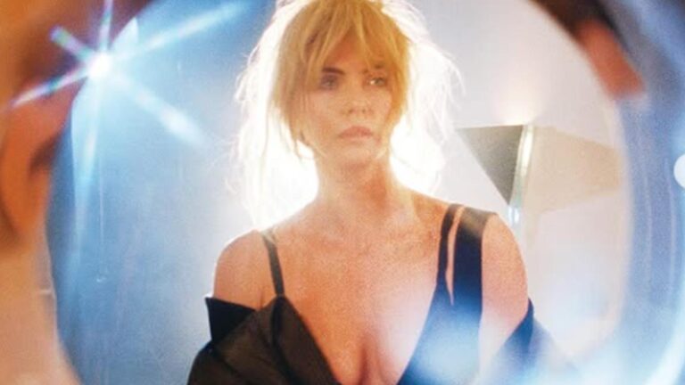 Charlize Theron’dan üstsüz poz! Yaşı gündemde